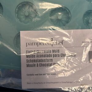 Pampered Chef Green Fluted Mold